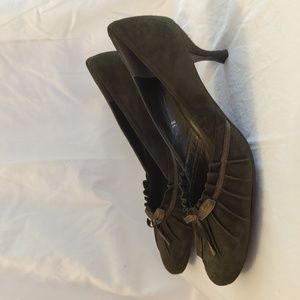 EXCELLENT CONDITION Jigsaw ruched pump, olive green, size 38.